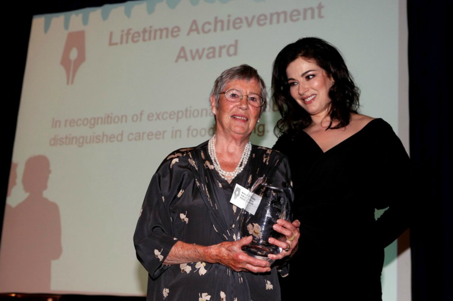 Anna del Conte receiving her Lifetime Achievement Award from Nigella Lawson